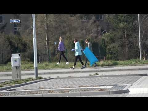 Sportovci FC Kuřim a SK Kuřim uklízí město.