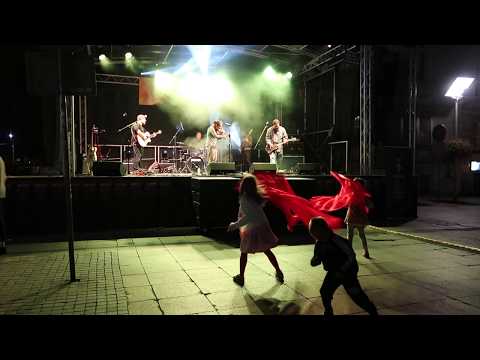 14.09.2019 Mariacka Bless Night - koncert Sąsiedzi + (posługa flagowania: dzieci z Klucza Dawida :)