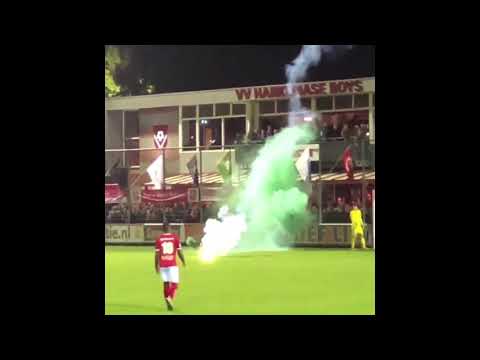 🎥 Groningenfans misdragen zich in Harkema: vuurwerk op veld, klappen uitgedeel