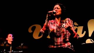 Elena Gadel cantando "Bebiendo a Sorbos" en la sala Voilà de Manresa