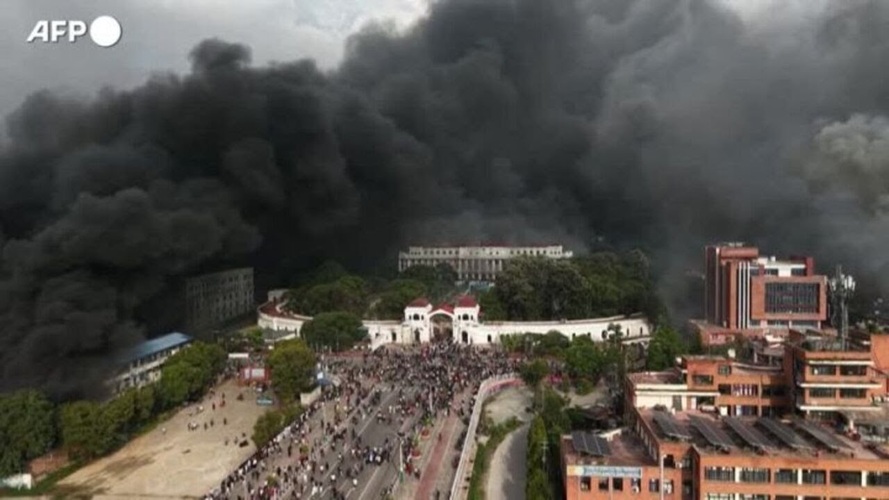 Nepal, fuoco e fiamme: edifici governativi incendiati dai manifestanti