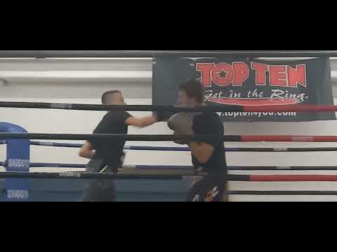 Kickboxentraining lernen wie der Bewegungsablauf sein muss um kräftig zu schlagen und zu kicken.