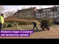 Kinderen in Zutphen halen kerstbomen op, maar niet overal mag dat dit jaar