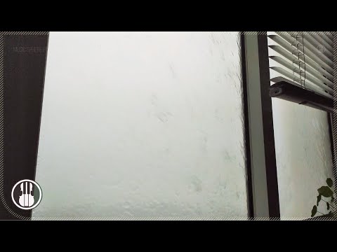 Regengeräusche am Fenster zum Schlafen und Entspannen. Starker Regen und starker Wind.