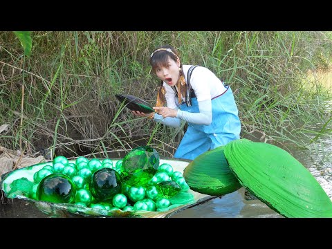 Clam of Wonders: Young Treasure Hunter Unearths Giant Pearl-Filled Shell in Murky Waters!