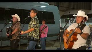 Rezando por ella - Elías Medina &amp; Akilatados