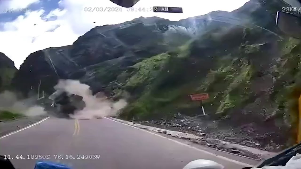 Պերուում սողանքի պատճառով հսկայական քարերը ընկել են ճանապարհով անցնող բեռնատարների վրա