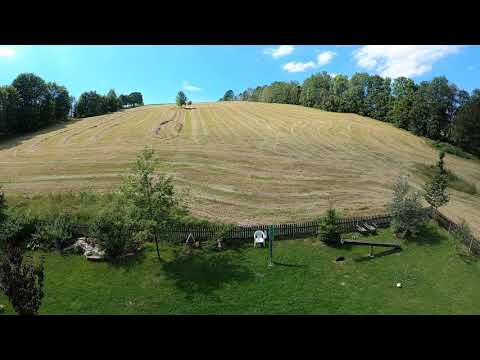 Traktor beim Heuballen pressen