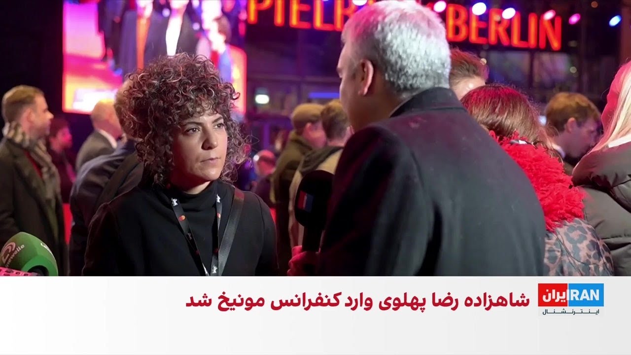 نرگس کلهر در فرش قرمز جشنواره برلیناله پوستر یادبود کشته‌شدگان را در دست گرف