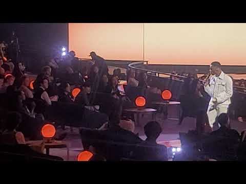 BTS V fanboys over GIVEON on his Heartbreak Anniversary Performance at AMAs (FAN CAM)