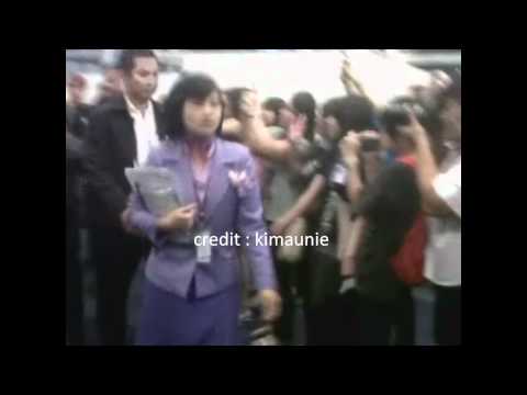 Donghae & Kyuhyun at suvarnaphum airport