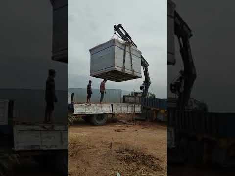 Xe cẩu Hồng Tĩnh giao hàng tủ điện cho khách tại Vũng Tàu