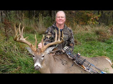 GIANT MISSOURI BUCK with BOW - COOL Grunting Footage!