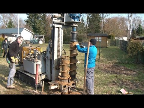 Brunnen bohren mit fahrbarer Bohrmaschine Teil 1, portable water well drilling machine in action