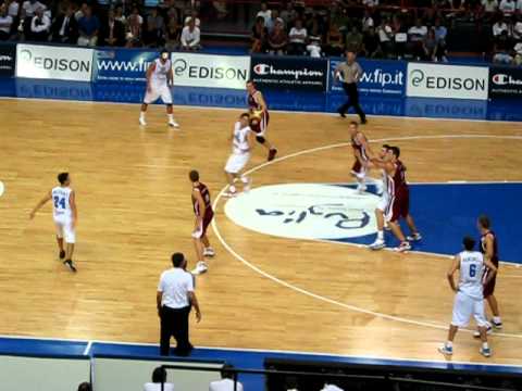 Basket: ITALIA - LETTONIA 109 - 93 - Canestro di Andrea Bargnani