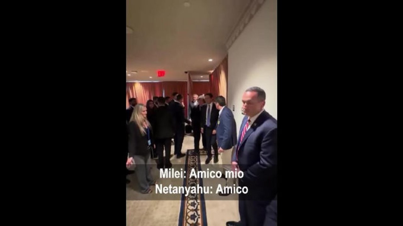 L'abbraccio tra il Presidente argentino Milei e il Primo Ministro israeliano Netanyahu. Mio amico