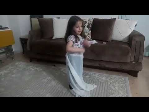 ERİK DALI OYNAYAN MİNİK AZRA