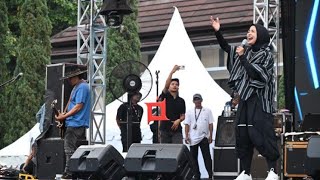 Download lagu Ribuan Penonton Kuningan Histeris Saat Band Kotak Konser, Tantri Sebut Ini Karaoke Bareng mp3 Download lagu Ribuan Penonton Kuningan Histeris Saat Band Kotak Konser, Tantri Sebut Ini Karaoke Bareng mp3