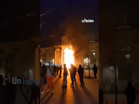 L'entrée de la mairie de Bordeaux incendiée en pleine manifestation du 23 mars