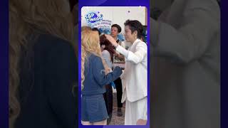 Gil Lê nhắng nhít chơi đùa vui vẻ với Hậu Hoàng khi Xoài Non chưa đến ủng hộ đàn trai tại CDĐG 2024.