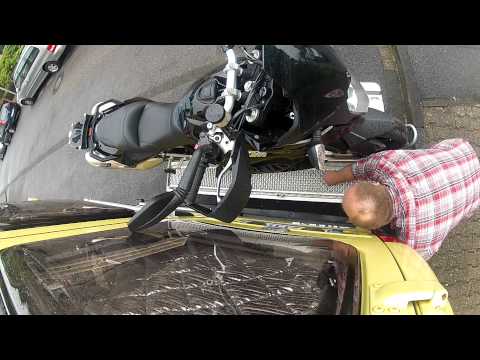 Motorradverladung auf einer Fiedler-Bühne