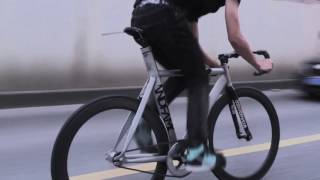 THIS IS HOW YOU CRUSH THE STREET WITH A FIXIE