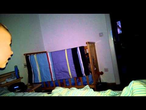 Maki bringt Sandro zum lachen