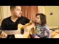 Папа с дочкой поют песню. 