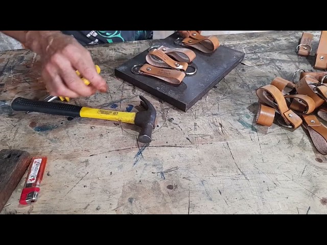 Vídeo relacionado con 9pcs Mini Espada 4.7 Antiguo Espada Llavero aleación de Zinc Cadena de Llave Antigua patrón de decoración de la Vaina del Llavero sin Cortar Modelo para Hombres Mujeres