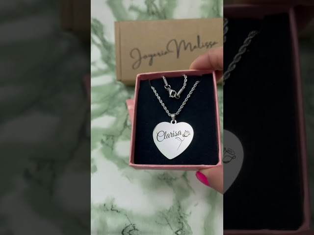 Vídeo relacionado con VNOX Personalizado His & Hers Matching Set Collar de Acero Inoxidable Pareja Colgante con Incrustaciones de Joyas de Diamantes de Imitación de Regalo para Aniversario, Grabado Gratuito