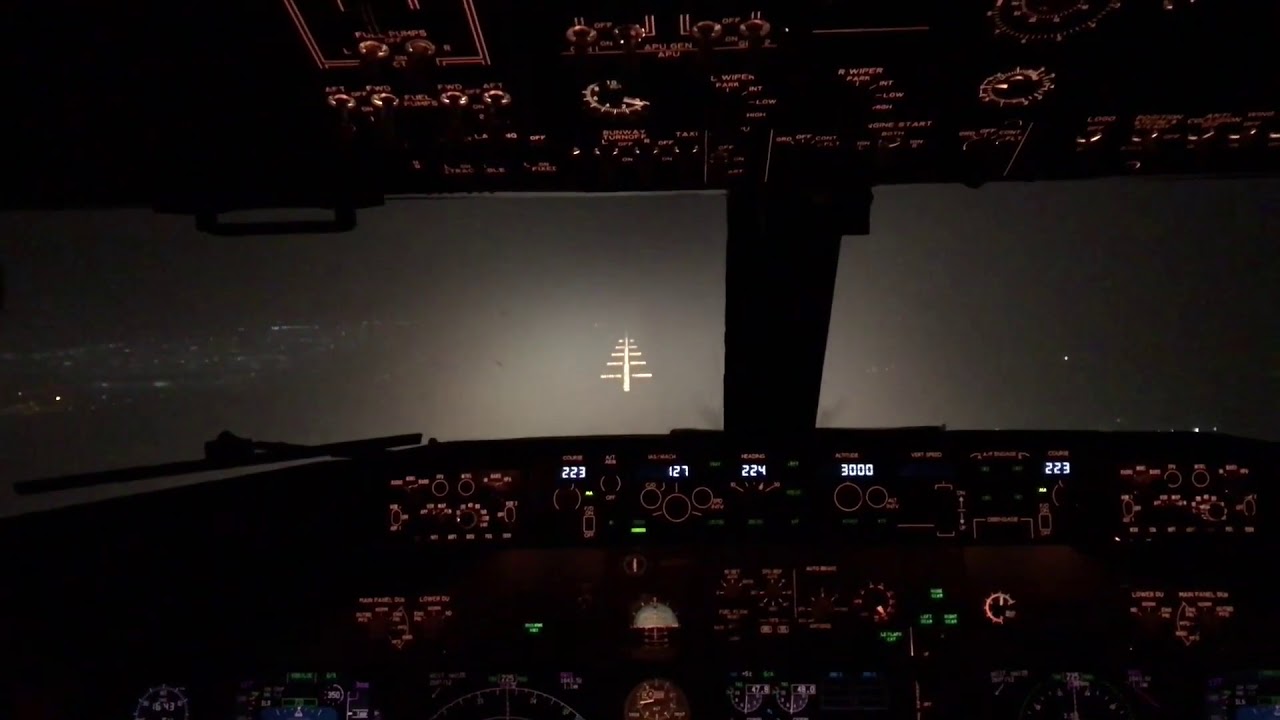 Boeing 737 Foggy Cockpit Landing in London Stansted
