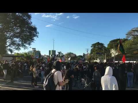 PLANTÃO TJ UFSC 07/06/20 - Ato contra racismo faz parada em frente ao Morro do Mocotó