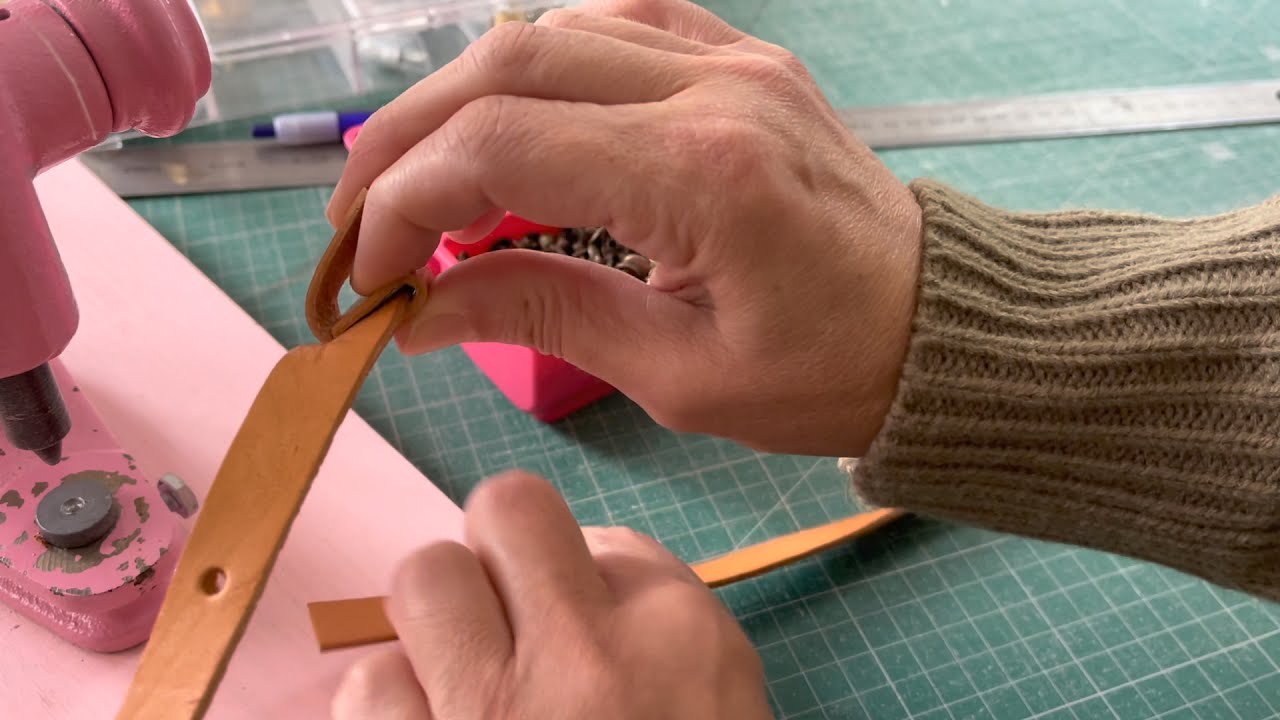 Watch Now Dica de costura - Como fazer uma alça em couro para bolsas Dica de costura - Como fazer uma alça em couro para bolsas
