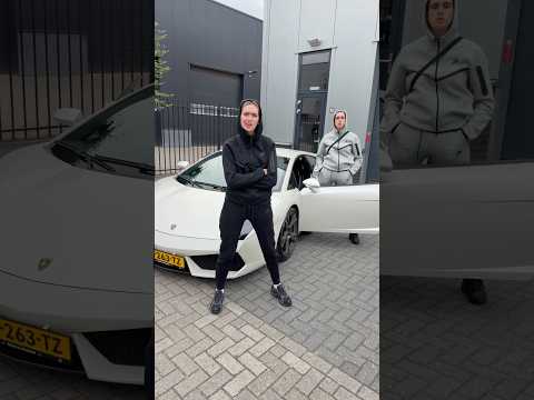 Wie komt een rondje mee in onze lambo?😏