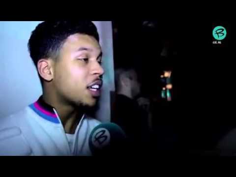 Bokoesam knetter stoned tijdens interview en reageert hilarisch op vragen