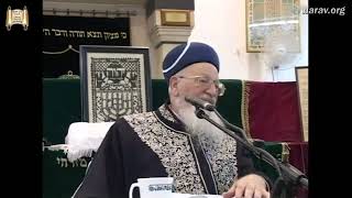 בין המצרים בהלכה ובאגדה  - שיעורי מנחת יהודה - מרן הרב מרדכי אליהו (הרב מרדכי אליהו זצ"ל) - התמונה מוצגת ישירות מתוך אתר האינטרנט יוטיוב. זכויות היוצרים בתמונה שייכות ליוצרה. קישור קרדיט למקור התוכן נמצא בתוך דף הסרטון