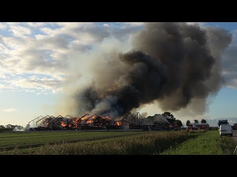 [13.09.2019] Brandweer dagen bezig met blussen van grote strobrand in loods Nittersweg Munnekezijl