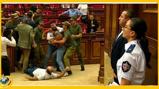 ԱԺ ծեծկռտուքը՝ նոր ռակուրսից. գլխավոր դատախազը, մի կողմ քաշված, ուշադիր հետևում է անկարգություններին