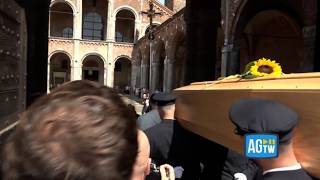 «Io vagabondo» risuona per don Mazzi: il saluto dei suoi ragazzi in piazza Sant'Ambrogio