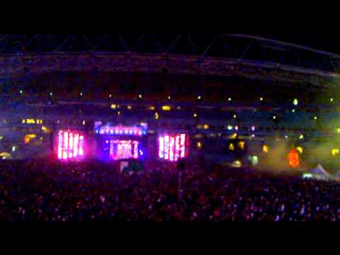 Armin van buuren playing Promises Vs Pressure Stereosonic Sydney 2011