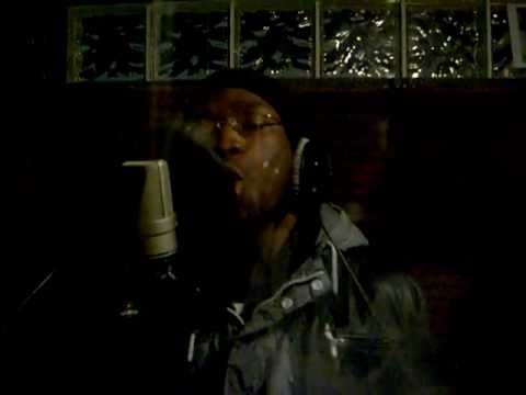 Nu Dekades Kickin Every Verse (K.E.V.) in de booth