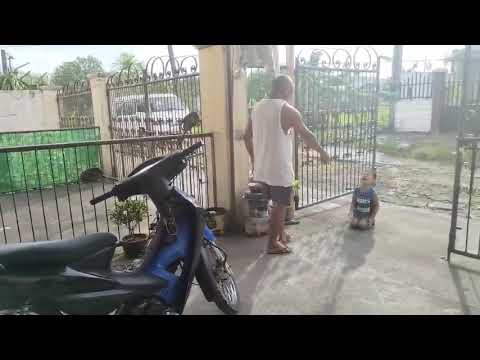 Ayaw pasakayin SI ate yana.