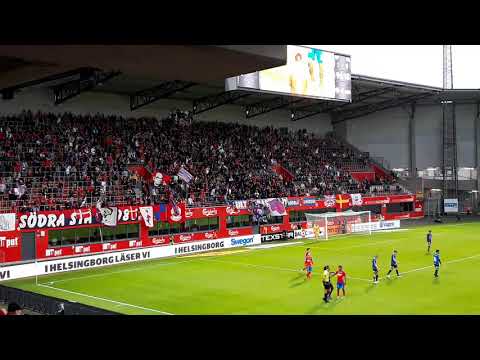 Helsingborgs IF-spelare och fans firar när domaren avslutar matchen mot Sirius 1-0