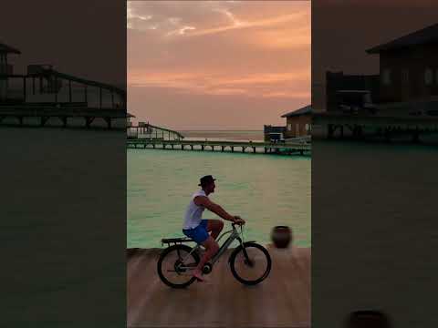 Riding into the sunset at @discoversoneva! 🌅 #maldives #maldivesresorts #maldivesbeach #sunset