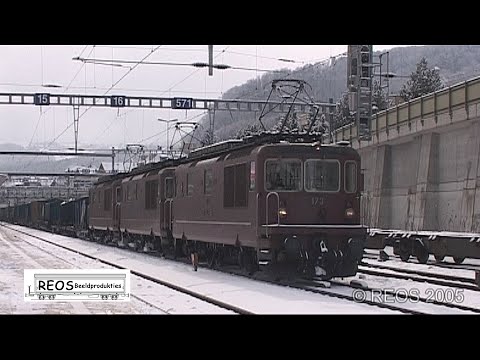 2005-02 [SDw] Bahnhof Spiez in Winter, BLS SBB passenger trains, one freight, some heavy snowfall