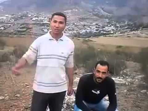 شاب جزائري ( قيل ان أيادي خارجية تحركه ) يصفع أهل الشيتة