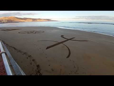 Pintaderas canarias dibujadas en la arena de la playa de Las Canteras