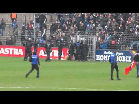 Polizei hindert Fans am Platzsturm