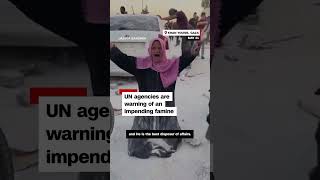 Մեզ սովի եք մատնել. պաղեստինցի կինը փորձում է հավաքել փողոցում թափված ալյուրը