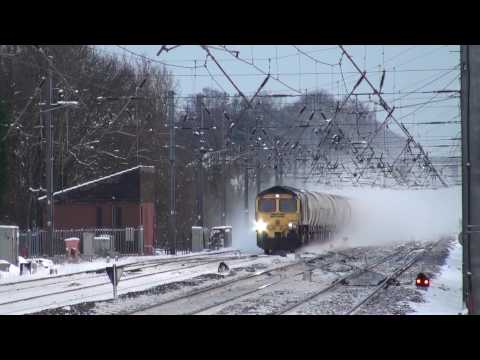 Freightliner 66554 heads north past Harpenden in the snow with 6M92 West Thurrock - Earles